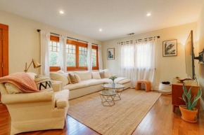 Cozy 3 Bedroom Hollywood Home- Quick Walk To All Tourist Spots!